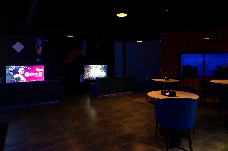 Консольная зона с диванами в Winstrike Arena